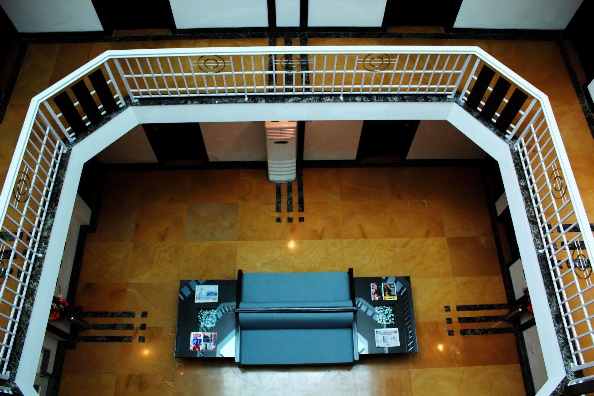 Stately Suites Mg Road Gurgaon Exterior foto